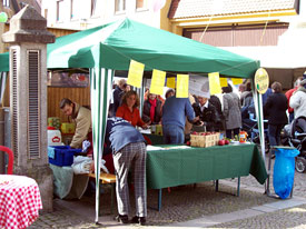 Flammkuchenverkauf auf dem Brettlemarkt 2008 in Emmendingen