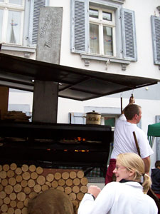 Flammkuchenverkauf auf dem Brettlemarkt 2008 in Emmendingen